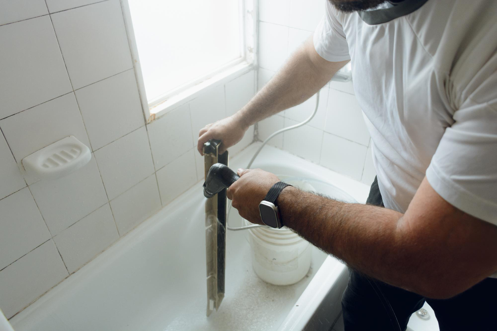 Déboucher les canalisations de douche sans recourir aux produits chimiques